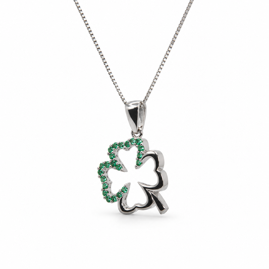 Collier en or blanc 18 carats avec trèfle à quatre feuilles