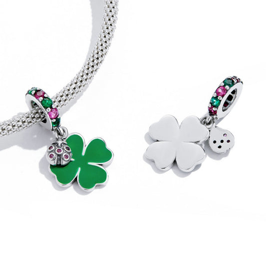 LES FOLIES CHARME À QUATRE FEUILLES ET COCCINELLE