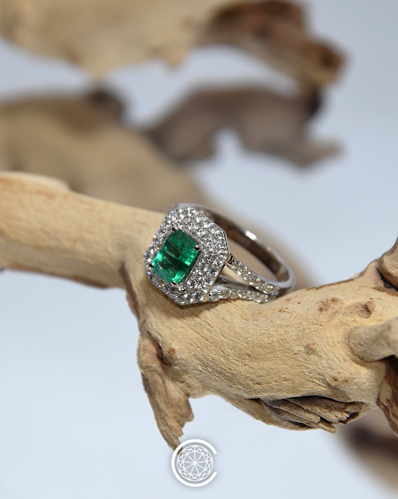 Anello smeraldo e diamanti in oro bianco 18k